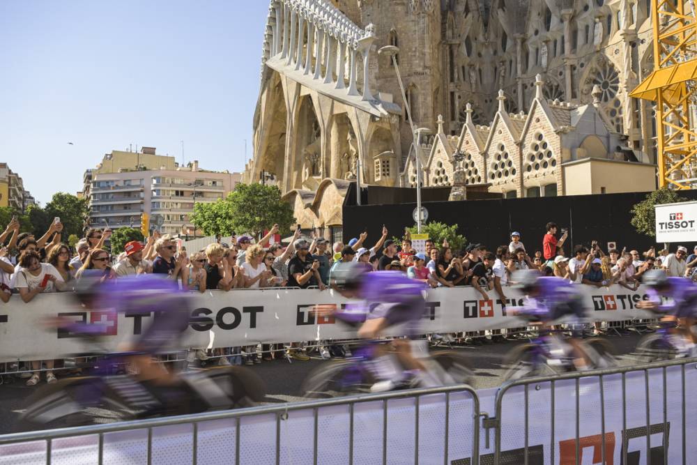 Aficionats al pas dels ciclistes per la Sagrada Família. © A.S.O. / Charly López