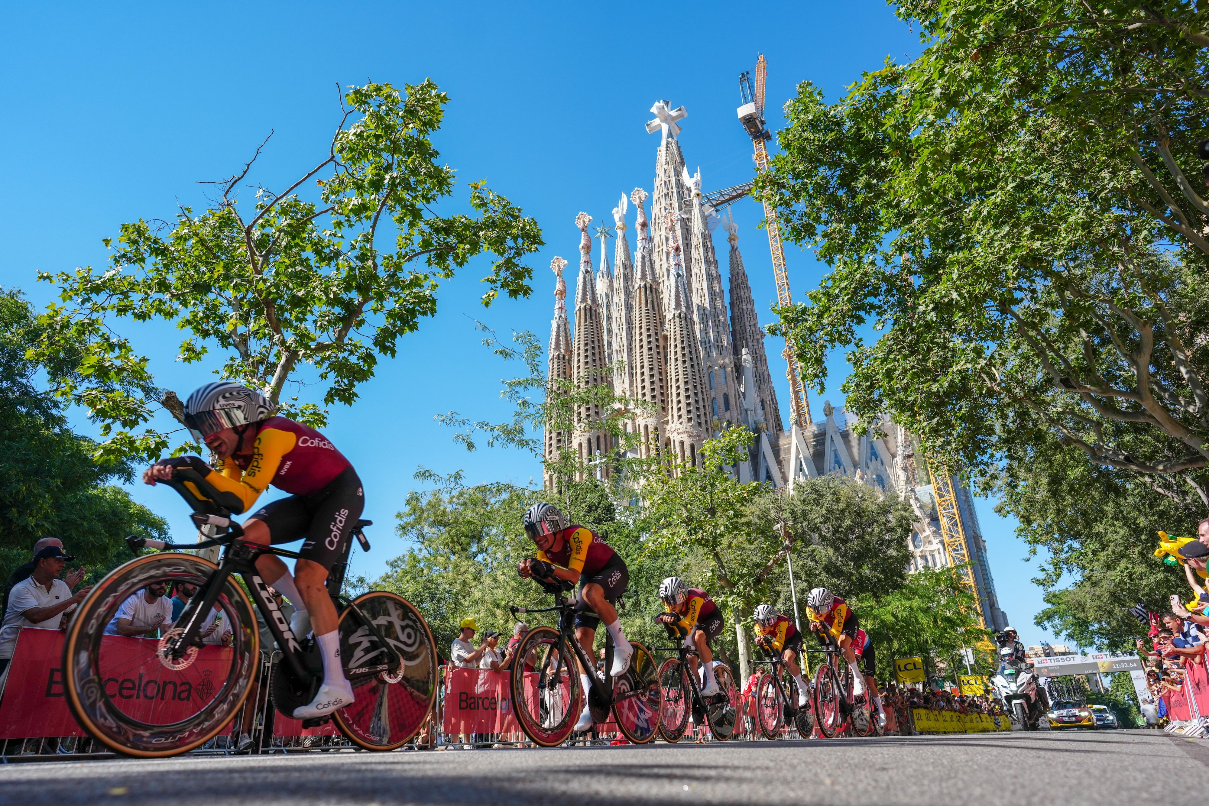 Ciclistes al seu pas per la Sagrada Família. © Joan Mateu Parra  / ACN