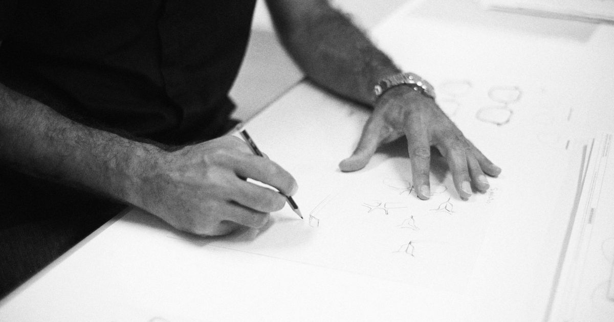 Garcia diseñando con un boceto. © Dizy Diaz Garcia diseñando con un boceto. © Dizy Diaz