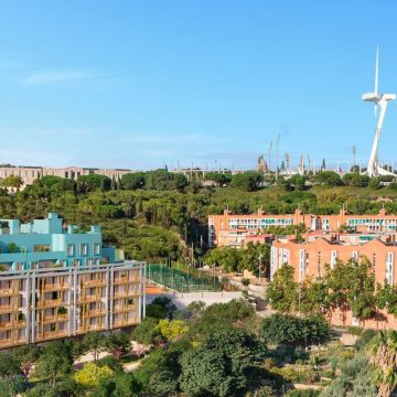 Montjuïc, amb el nou edifici construït al barri de Can Clos. © ADORAS Atelier Arquitectura