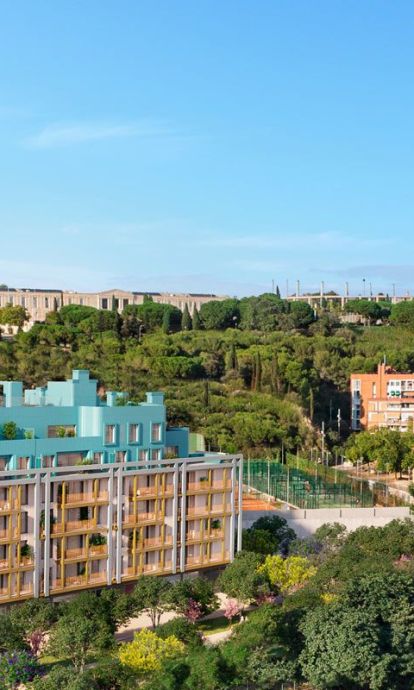 Montjuïc, amb el nou edifici construït al barri de Can Clos. © ADORAS Atelier Arquitectura Montjuïc, amb el nou edifici construït al barri de Can Clos. © ADORAS Atelier Arquitectura