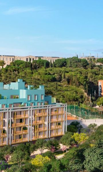 Montjuïc, amb el nou edifici construït al barri de Can Clos. © ADORAS Atelier Arquitectura