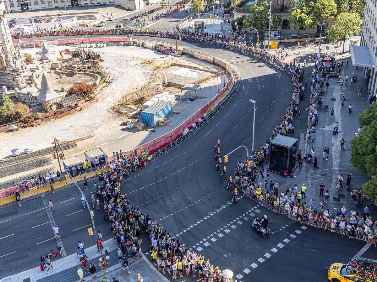 Ciclistas y aificionados durante el Tour de Francia a su paso por plaza España, Ciclistas y aificionados durante el Tour de Francia a su paso por plaza España,