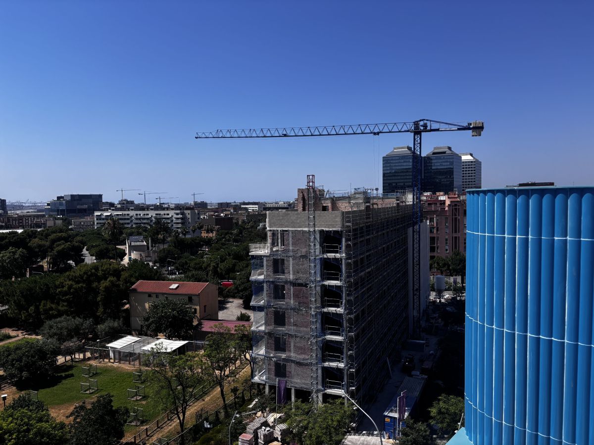 El segundo edificio del barrio de Can Clos en construcción, visto desde la azotea del primero. © TNBP El segundo edificio del barrio de Can Clos en construcción, visto desde la azotea del primero. © TNBP