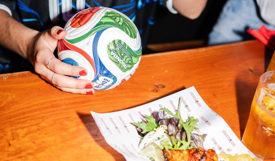 Aficionada seguint el Mundial en el bar esportiu Red Garter. © Red Garter