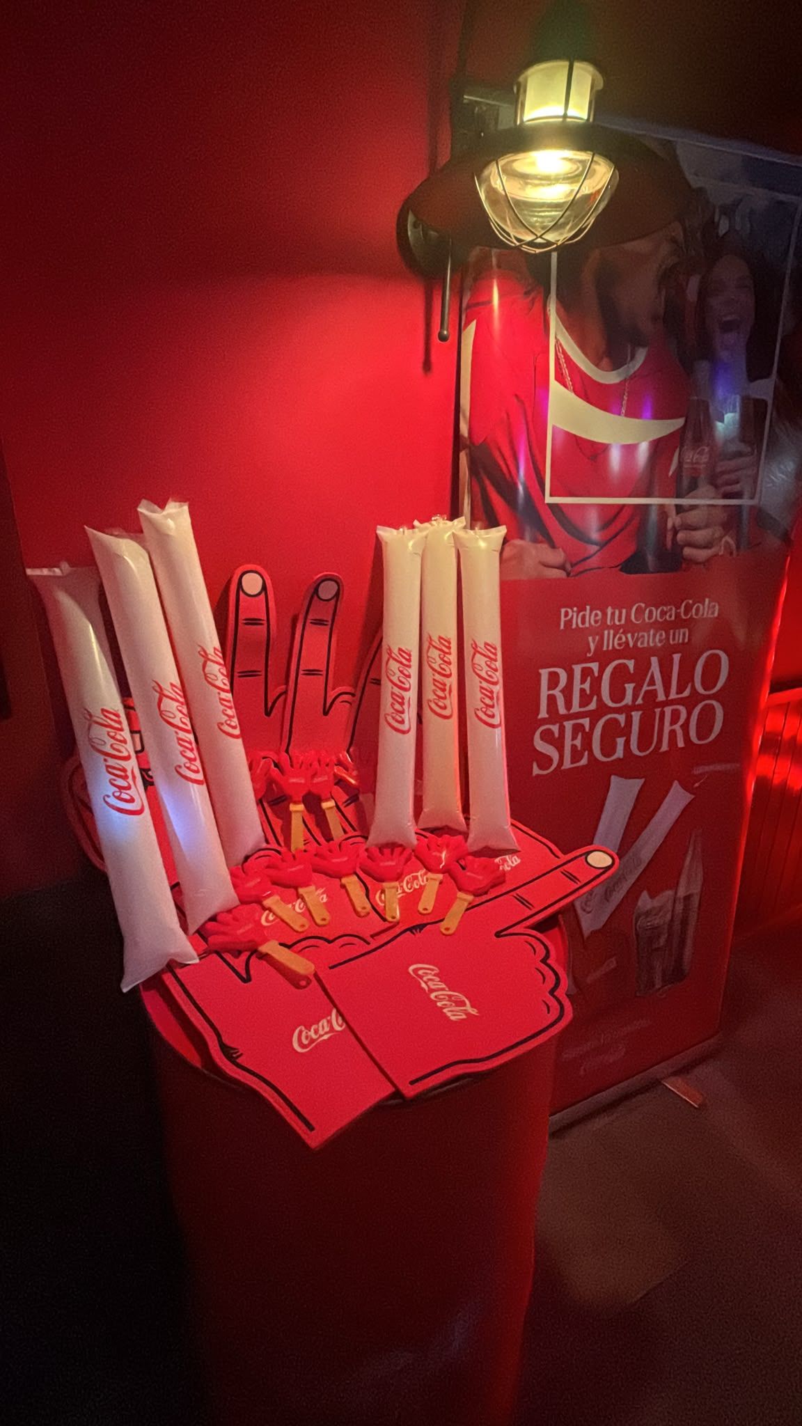 Red Garter también ha lanzado promociones especiales con marcas como Coca-Cola, que regalaba objetos para seguir el partido. Red Garter también ha lanzado promociones especiales con marcas como Coca-Cola, que regalaba objetos para seguir el partido.