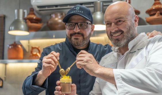 Andrés Torres i Antonio Bachour presenten les postres que han creat conjuntament per recaptar fons i ajudar els veneçolans afectats pels terratrèmols.