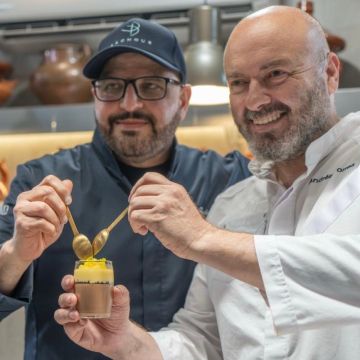 Andrés Torres i Antonio Bachour presenten les postres que han creat conjuntament per recaptar fons i ajudar els veneçolans afectats pels terratrèmols.