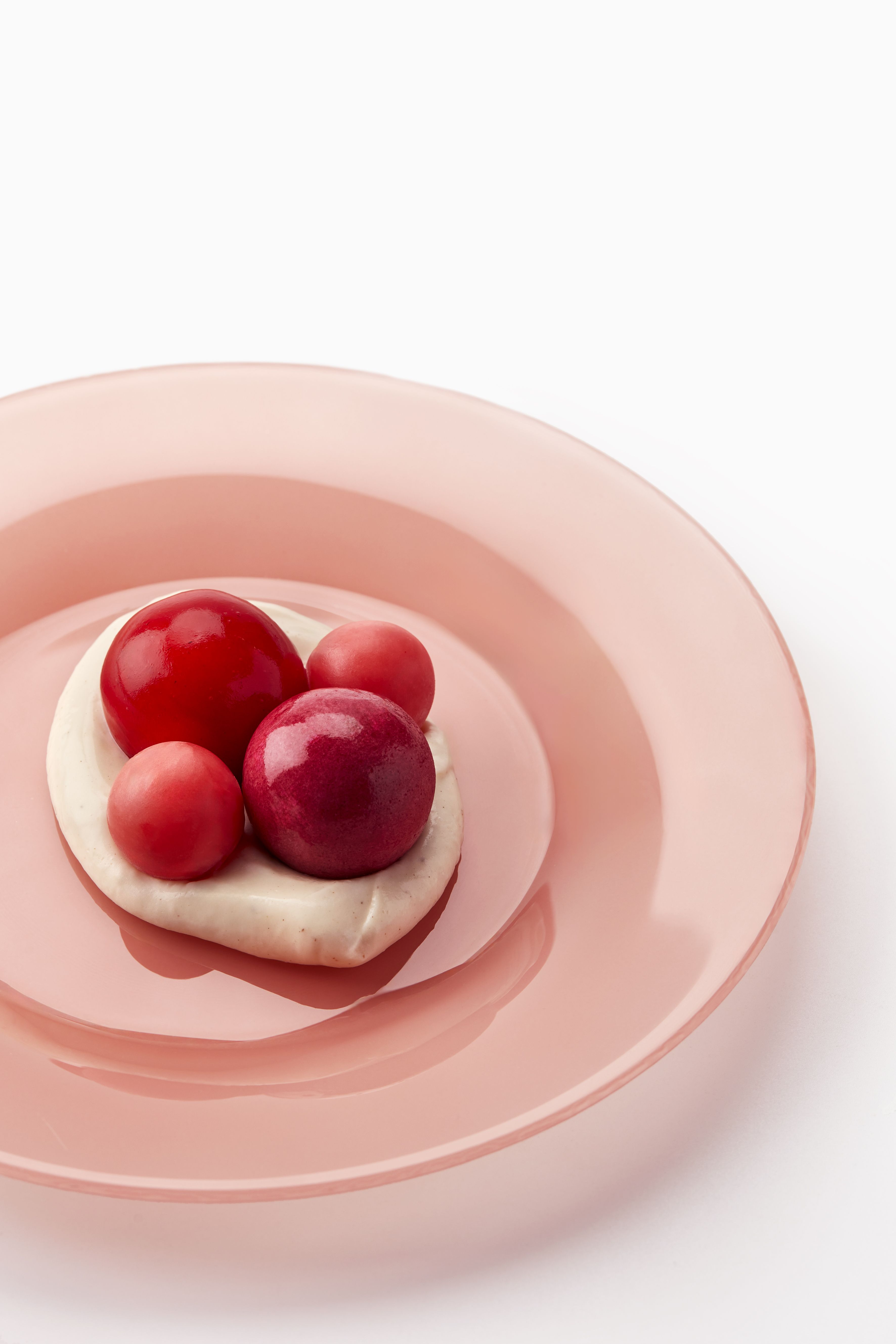 Plato de fresas de Alejandro Serrano, chef que ha dado una dimensión solidaria al nacimiento de Nexo Rosa. Plato de fresas de Alejandro Serrano, chef que ha dado una dimensión solidaria al nacimiento de Nexo Rosa.