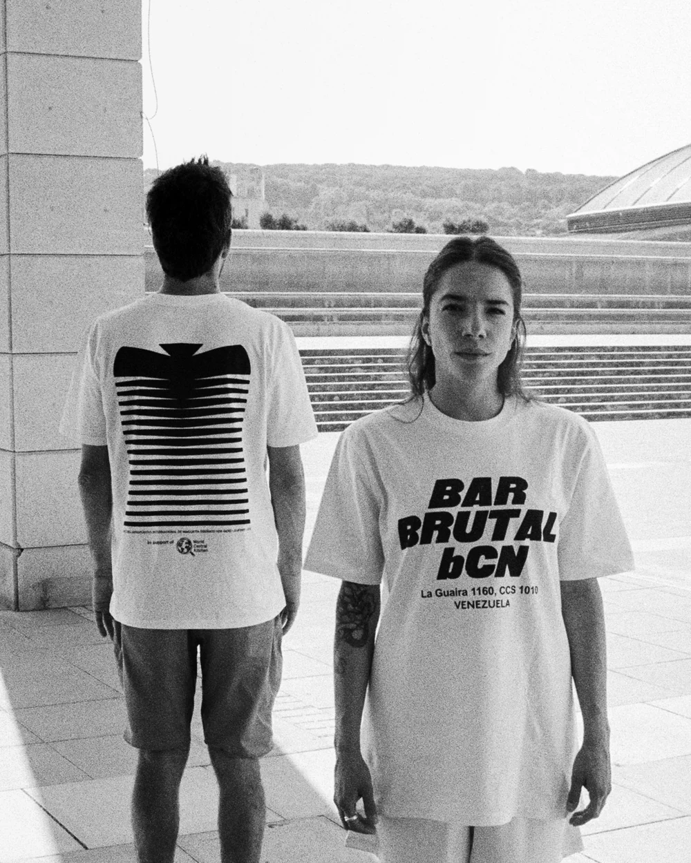 Samarreta solidària creada per Junior Martínez en homenatge a l’artista veneçolà Gerd Leufert, en venta al web del Bar Brutal. Samarreta solidària creada per Junior Martínez en homenatge a l’artista veneçolà Gerd Leufert, en venta al web del Bar Brutal.