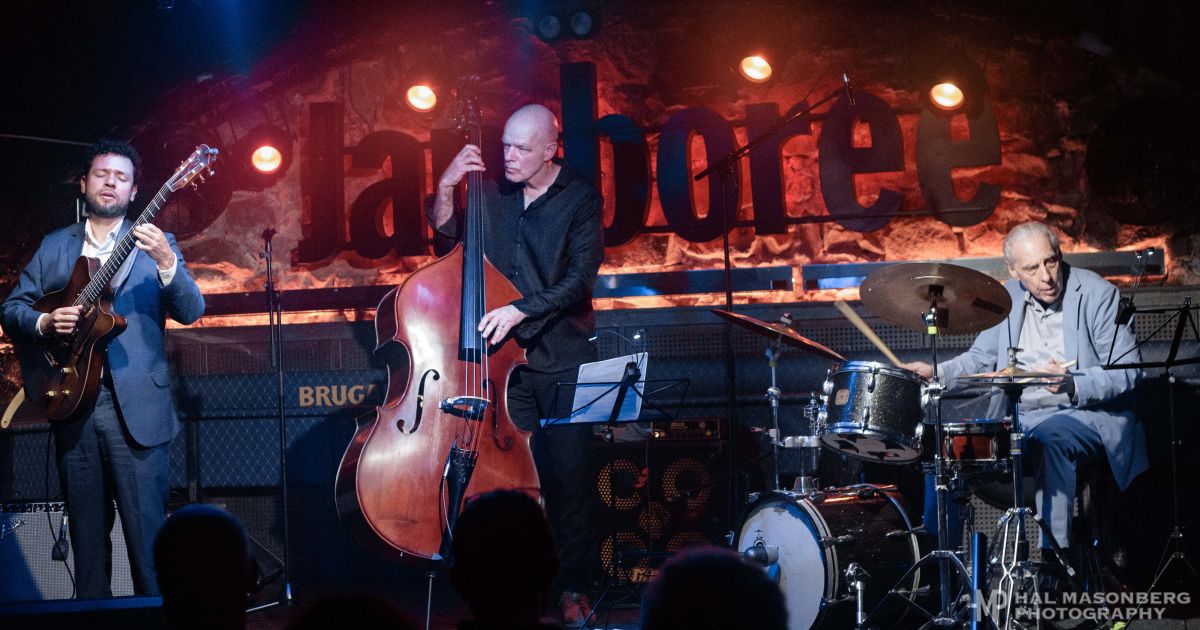 Alejandro Latinez Trio, con Mike Clark y Joris, Teepe, en el Jamboree. © Hal Masonberg Photography Alejandro Latinez Trio, con Mike Clark y Joris, Teepe, en el Jamboree. © Hal Masonberg Photography