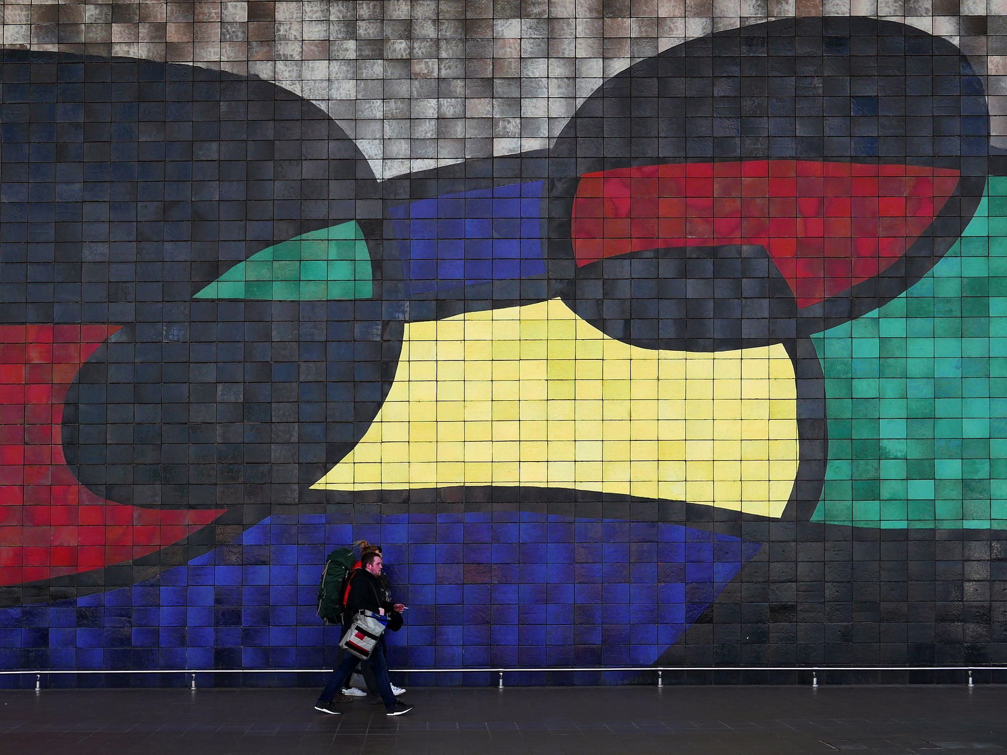 Mural rajoles Miró a la T2 aeroport Vicentre Zambrano Mural rajoles Miró a la T2 aeroport Vicentre Zambrano