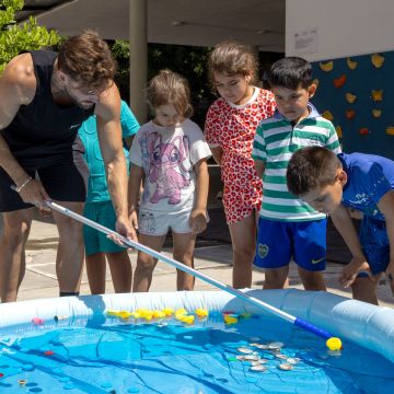Infants usuaris del programa CaixaProinfància jugant en una de les activitats organitzades a l'estiu. © Fundació ”la Caixa” Infants usuaris del programa CaixaProinfància jugant en una de les activitats organitzades a l'estiu. © Fundació ”la Caixa”