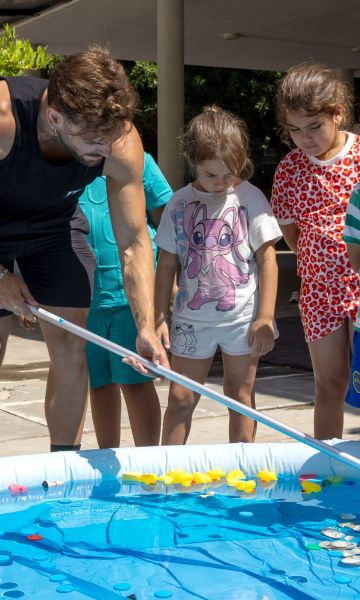 Infants usuaris del programa CaixaProinfància jugant en una de les activitats organitzades a l'estiu. © Fundació ”la Caixa”