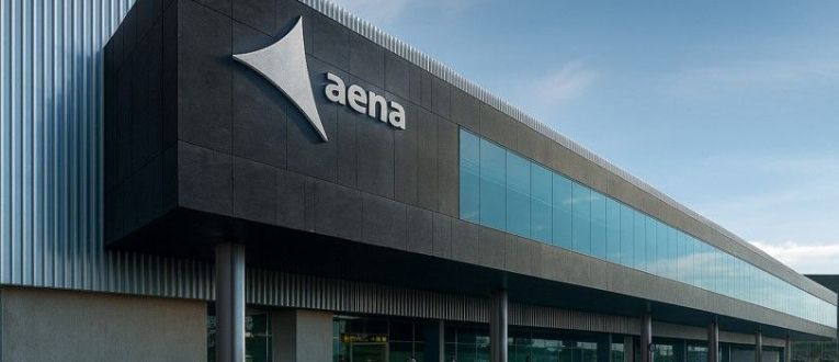 La zona intermodal de la T2 vista ya son la pasarela que la une a la estación de tren. El ferrocarril llega ahora al sótano de este edificio que será reformado © Aena La zona intermodal de la T2 vista ya son la pasarela que la une a la estación de tren. El ferrocarril llega ahora al sótano de este edificio que será reformado © Aena