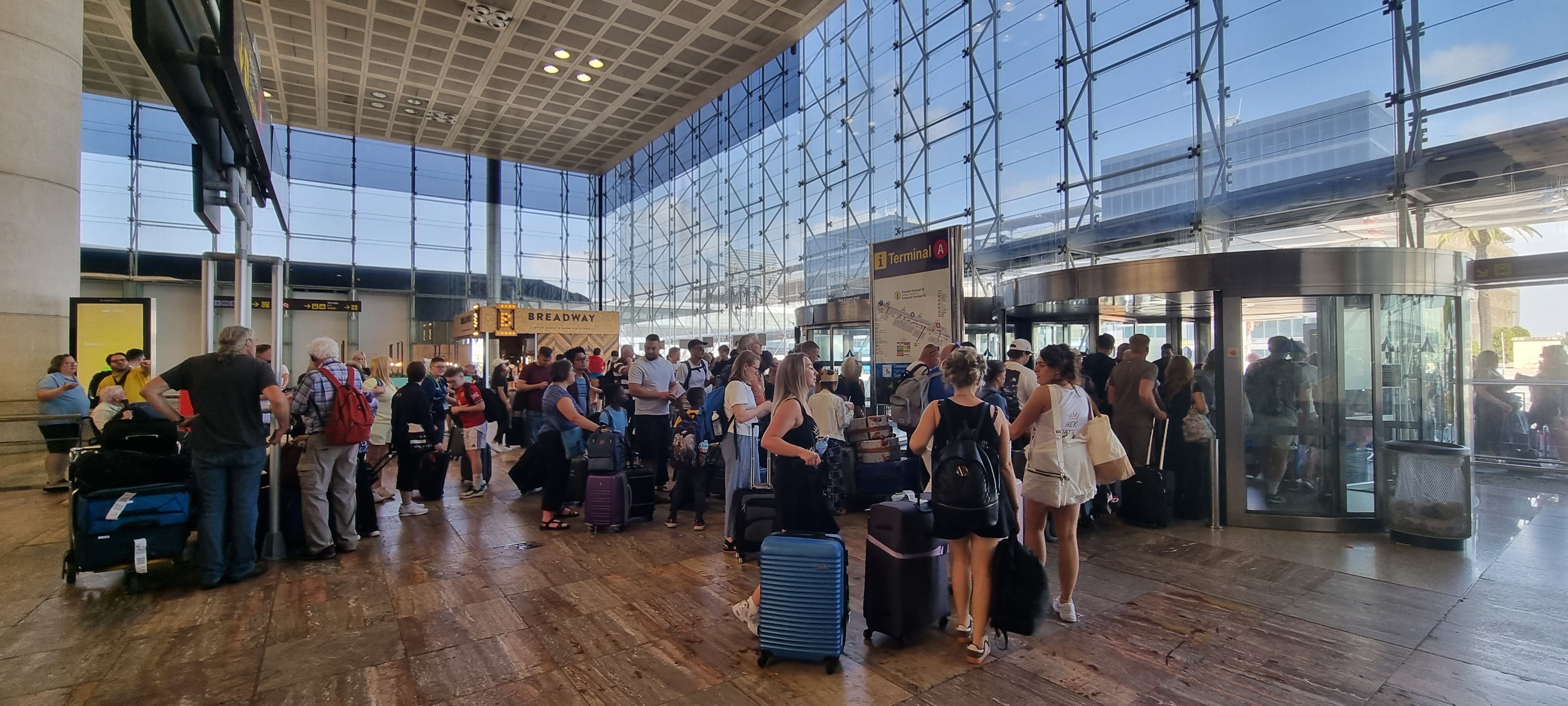 La terminal T2A está abierta parcialmente. Únicamente recibe hoy las llegadas de pasaje de los vuelos procedentes de fuera de territorio Schengen © Javier Ortega Figueiral La terminal T2A está abierta parcialmente. Únicamente recibe hoy las llegadas de pasaje de los vuelos procedentes de fuera de territorio Schengen © Javier Ortega Figueiral