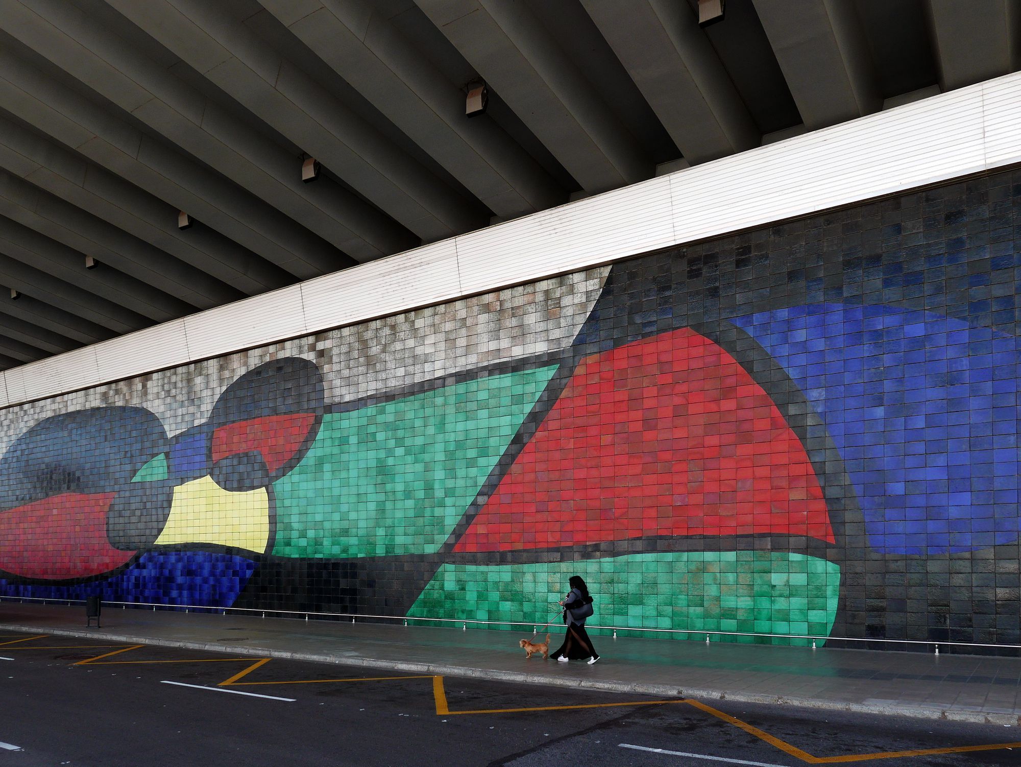 El mosaic de Miró i Artigas es va instal·lar a la façana de l'actual T2B dos anys després que aquesta entrés en servei. Hi ha plans, tot i que encara sense data, per traslladar-lo a la T1. © Javier Ortega Figueiral El mosaic de Miró i Artigas es va instal·lar a la façana de l'actual T2B dos anys després que aquesta entrés en servei. Hi ha plans, tot i que encara sense data, per traslladar-lo a la T1. © Javier Ortega Figueiral