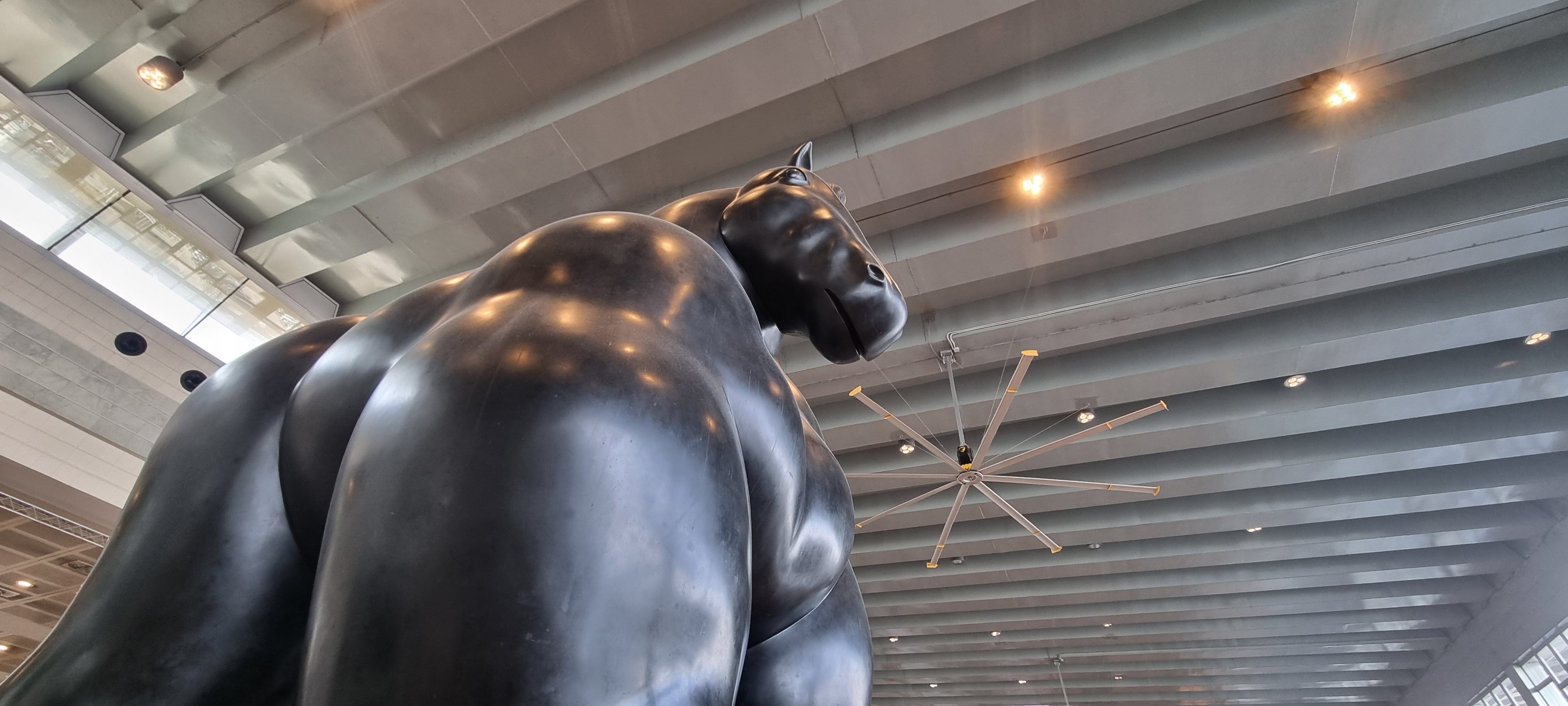 El caballo de Fernando Botero, escultura y punto de encuentro en la T2. La obra del colombiano es de 1992 © Javier Ortega Figueiral El caballo de Fernando Botero, escultura y punto de encuentro en la T2. La obra del colombiano es de 1992 © Javier Ortega Figueiral