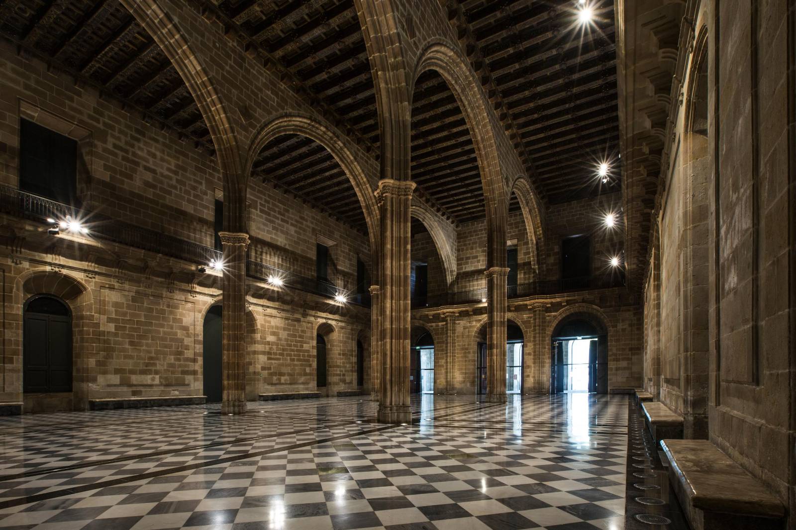 L'interior de la Sala de Contractacions de la Llotja, una gran mostra del gòtic català. L'interior de la Sala de Contractacions de la Llotja, una gran mostra del gòtic català.