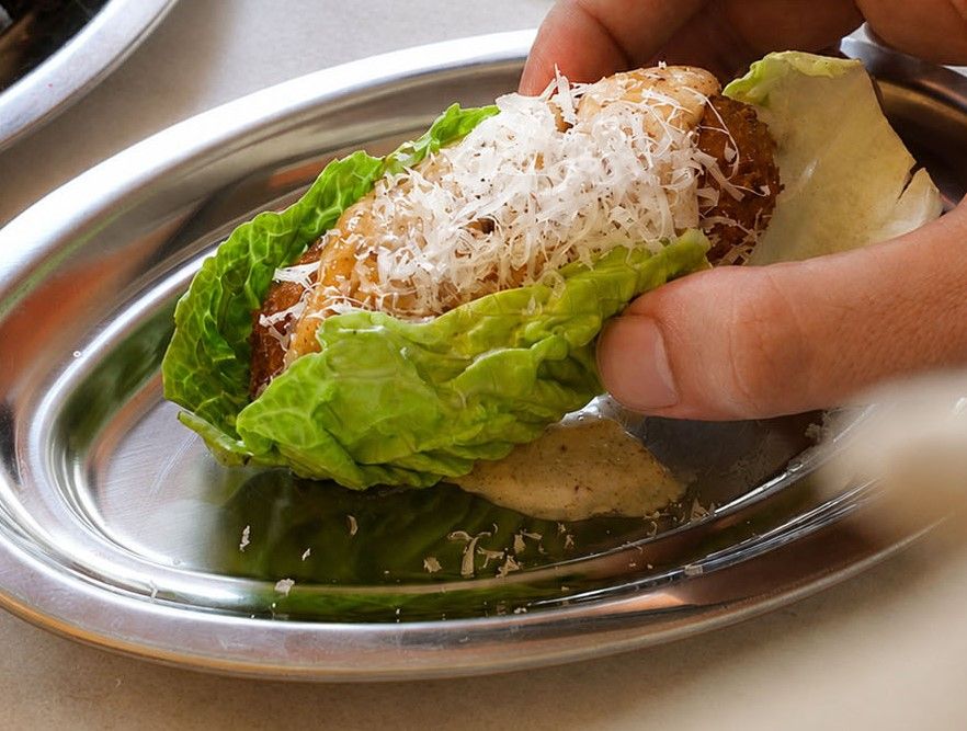 Croqueta de pollo ecológico envuelta en cogollo de Tudela.