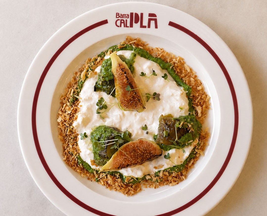 Berenjena asada con straciatella y picada de menta y chile verde