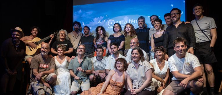 Foto de famíla de la nova temporada de la Sala Fènix 26/27. © Josep Tobella Foto de famíla de la nova temporada de la Sala Fènix 26/27. © Josep Tobella