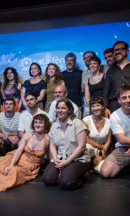 Foto de famíla de la nova temporada de la Sala Fènix 26/27. © Josep Tobella