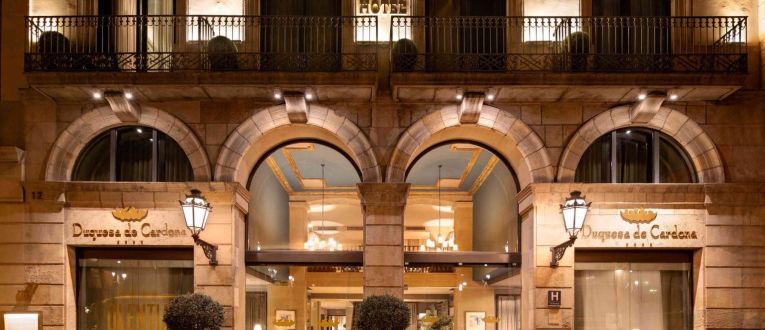 Fachada del histórico nº12 del Passeig de Colom, que desde 2003 es el Hotel Duquesa de Cardona (Grup Duquessa) 