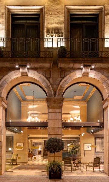Fachada del histórico nº12 del Passeig de Colom, que desde 2003 es el Hotel Duquesa de Cardona (Grup Duquessa) Fachada del histórico nº12 del Passeig de Colom, que desde 2003 es el Hotel Duquesa de Cardona (Grup Duquessa)