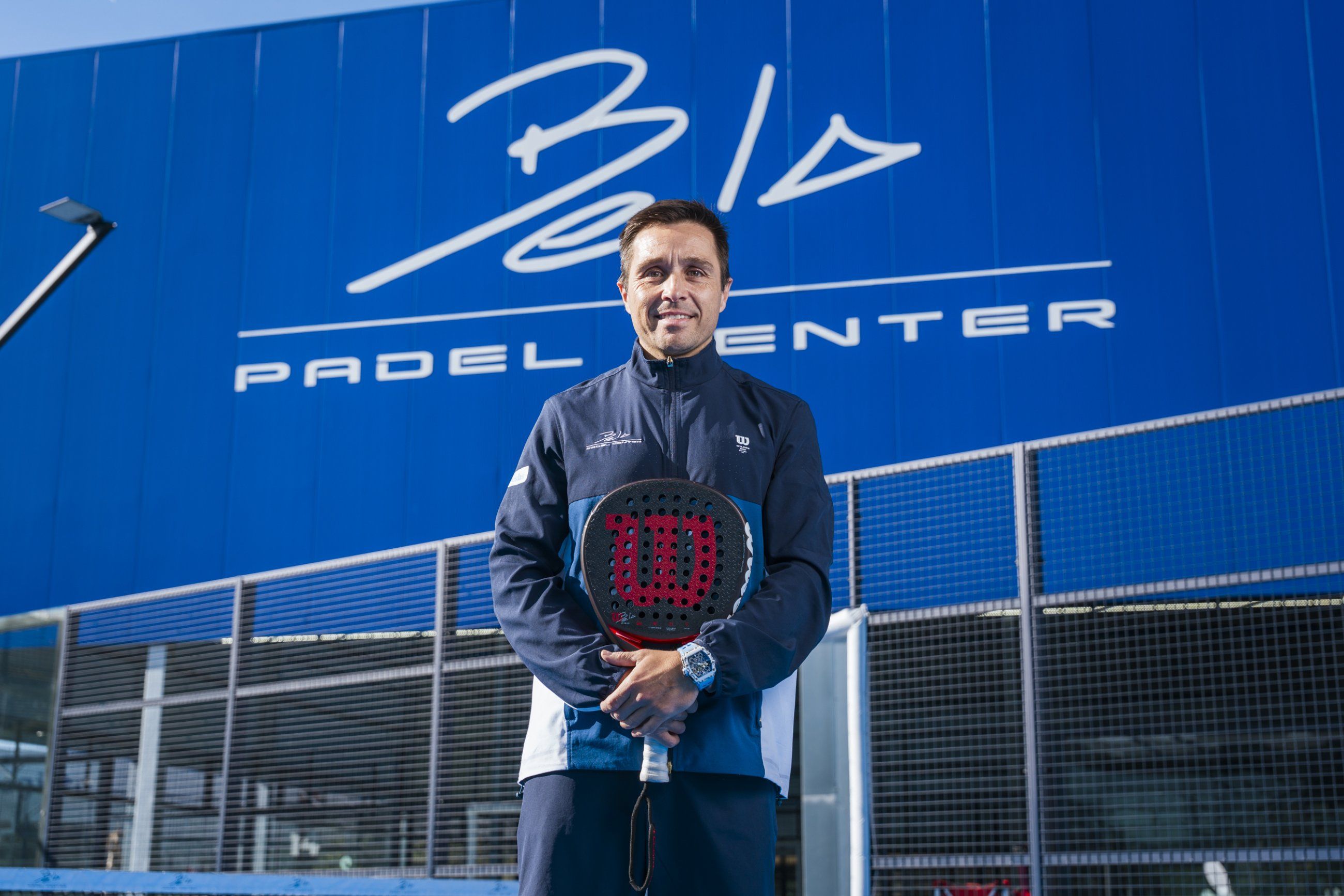 Fernando Belasteguín en el Bela Padel Center con su raqueta diseñada junto a Wilson. Fernando Belasteguín en el Bela Padel Center con su raqueta diseñada junto a Wilson.