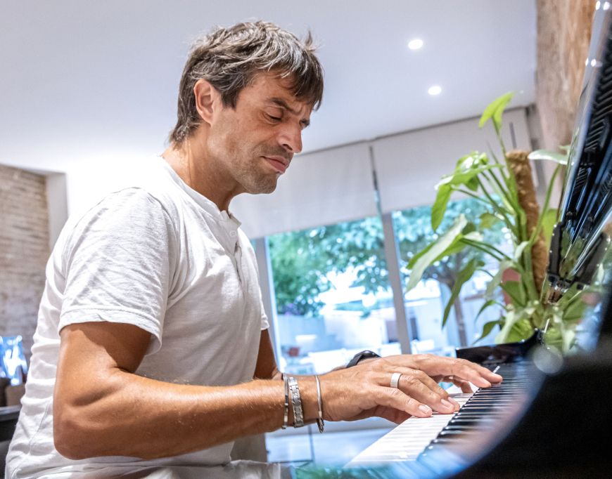 Manu Guix davant del seu piano. ©Àngel Bravo Manu Guix davant del seu piano. ©Àngel Bravo