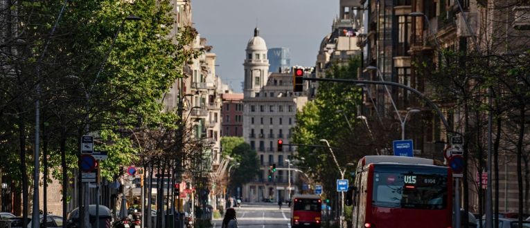 Dos autobusos urbans al carrer Balmes © Ajuntament de Barcelona | Laura Guerrero