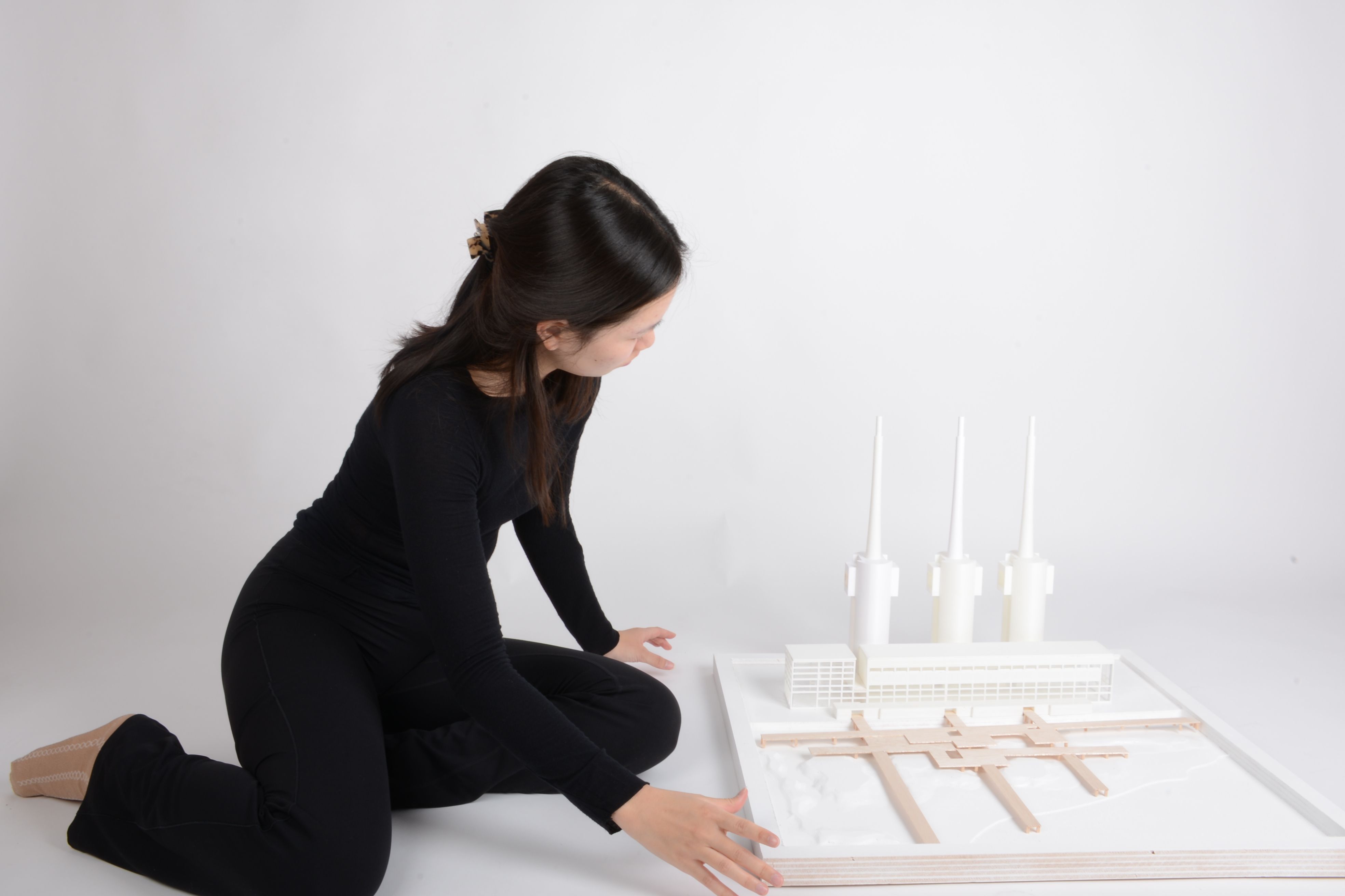 L'alumna Laura Sun amb la maqueta del seu projecte per a les Tres Xemeneies