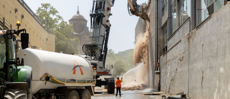 La grua de 200 tones treballant al recinte de Fira Barcelona, a Montjuïc. © Ajuntament de Barcelona La grua de 200 tones treballant al recinte de Fira Barcelona, a Montjuïc. © Ajuntament de Barcelona