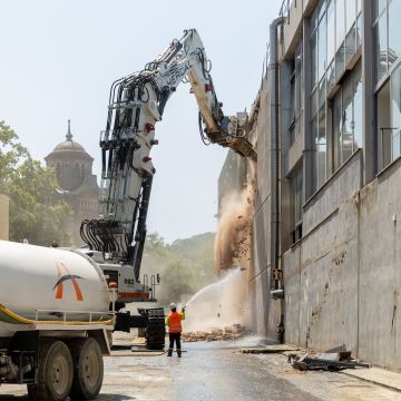 La grua de 200 tones treballant al recinte de Fira Barcelona, a Montjuïc. © Ajuntament de Barcelona