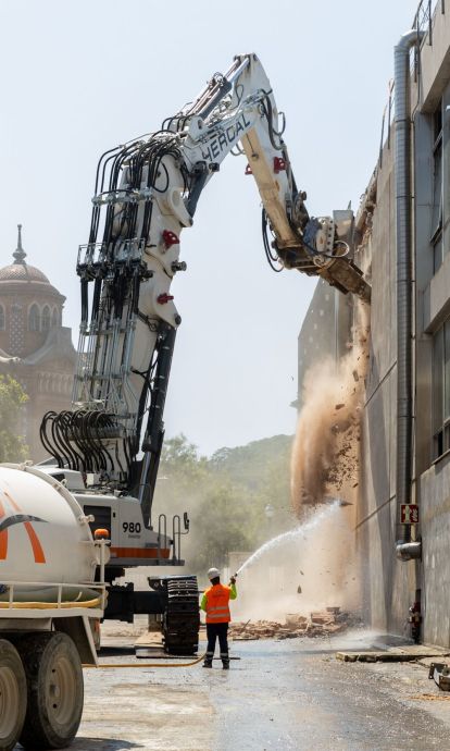 La grua de 200 tones treballant al recinte de Fira Barcelona, a Montjuïc. © Ajuntament de Barcelona La grua de 200 tones treballant al recinte de Fira Barcelona, a Montjuïc. © Ajuntament de Barcelona