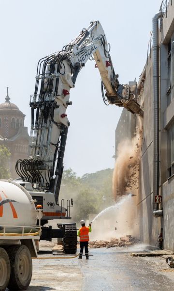 La grua de 200 tones treballant al recinte de Fira Barcelona, a Montjuïc. © Ajuntament de Barcelona