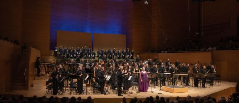 La BMB amb l'Escolania de Montserrat i Gemma Coma-Alabert durant el 140è aniversari. ©May Zircus La BMB amb l'Escolania de Montserrat i Gemma Coma-Alabert durant el 140è aniversari. ©May Zircus