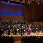 La BMB amb l'Escolania de Montserrat i Gemma Coma-Alabert durant el 140è aniversari a l'Auditori ©May Zircus