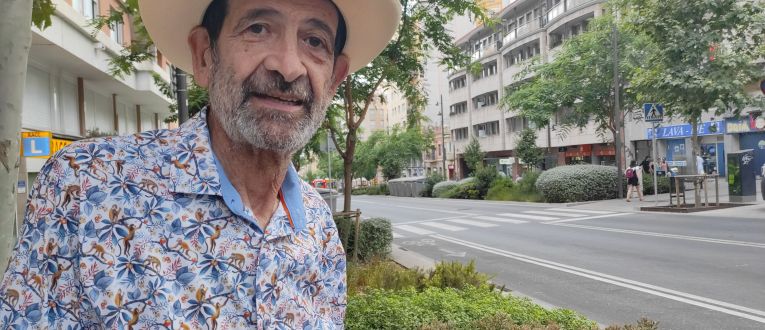 Ramon Piqué ha treballat més de quaranta anys com a sastre, atenent figures públiques de totes les nacionalitats. © Carme Escales Ramon Piqué ha treballat més de quaranta anys com a sastre, atenent figures públiques de totes les nacionalitats. © Carme Escales