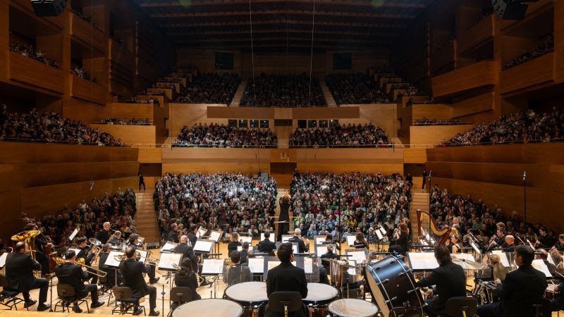 Pla general del concert de Cap d'any 2025 de la BMB. ©May Zircus 