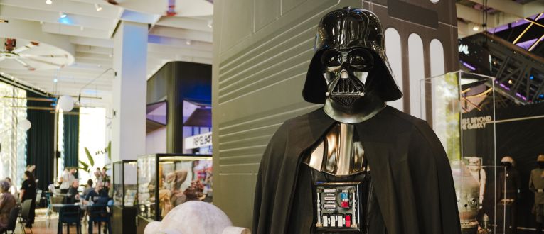 L'exposició 'Rebels Beyond the Galaxy' a Casa CUPRA RAVAL