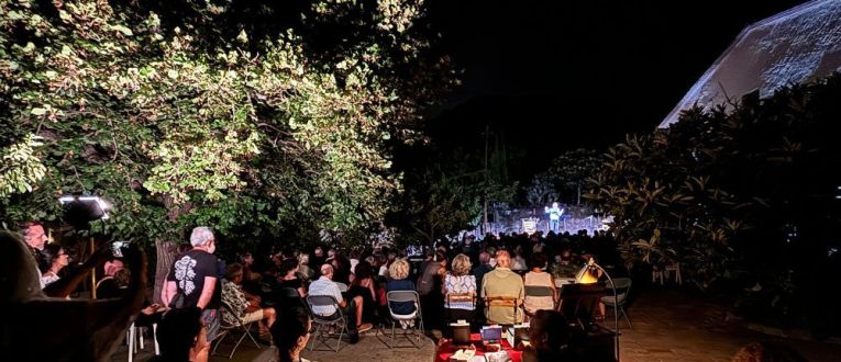 Poetes sota la lluna, a l'era de Can Vallerià de Premià de Dalt, una de les propostes per gaudir d'un estiu cultural.