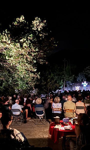 Poetes sota la lluna, a l'era de Can Vallerià de Premià de Dalt, una de les propostes per gaudir d'un estiu cultural.