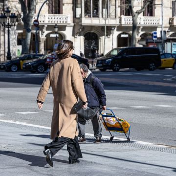 Dona caminant pel centre de Barcelona © Àngel Bravo