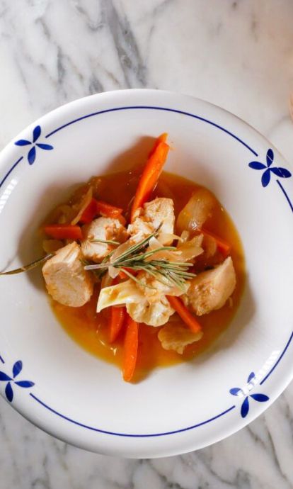 Tapa de pollastre en escabetx de taronja i romaní de Na Mindona Tapa de pollastre en escabetx de taronja i romaní de Na Mindona