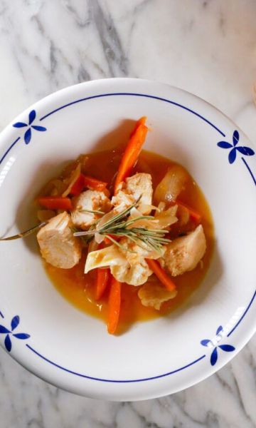 Tapa de pollastre en escabetx de taronja i romaní de Na Mindona Tapa de pollastre en escabetx de taronja i romaní de Na Mindona