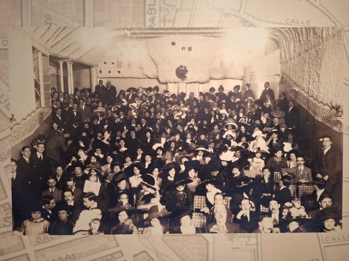 Imagen de la Sala Mercè del 1904 de Antoni Gaudí
