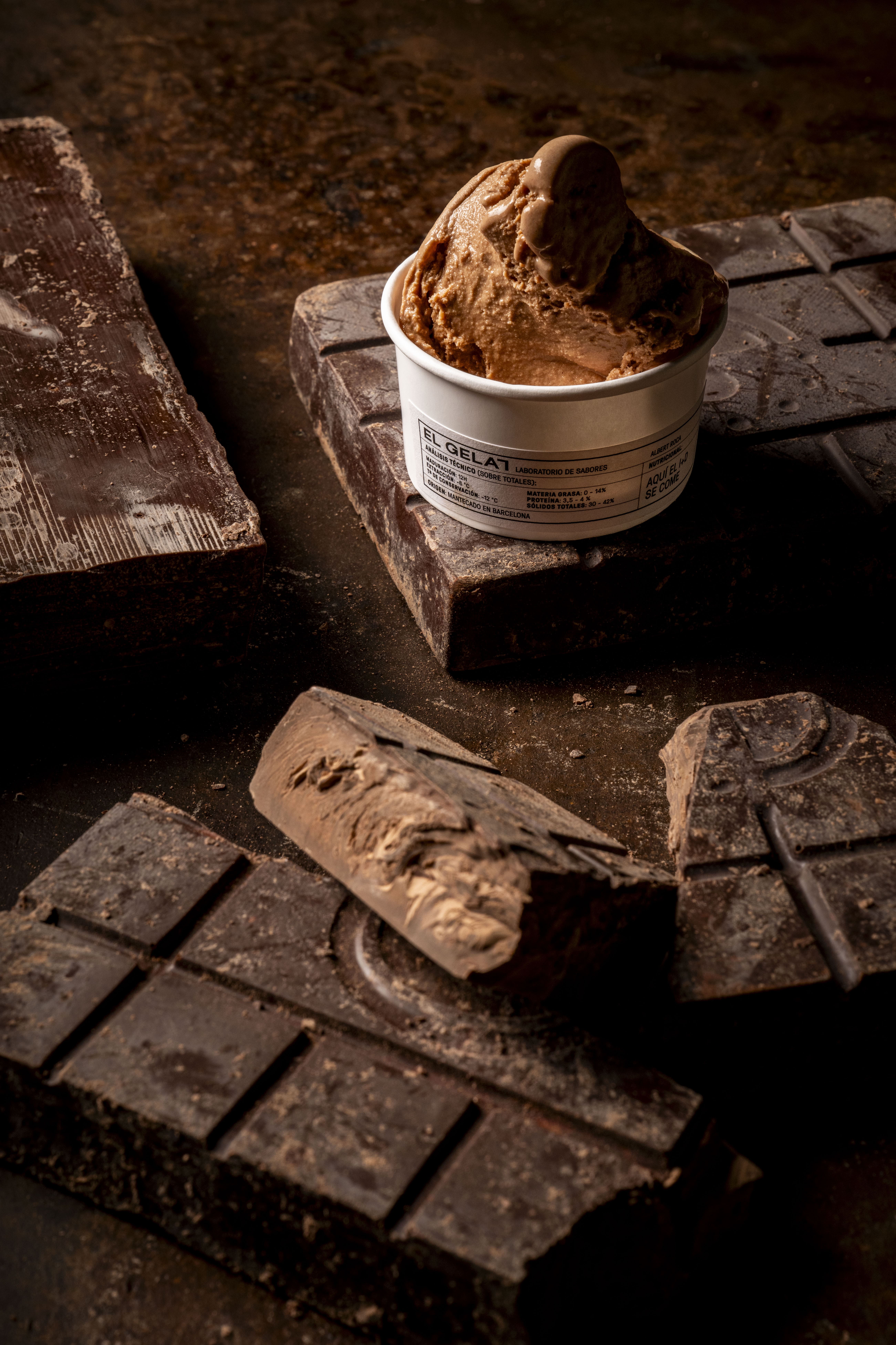 La vitrina d'El Gelat presenta divuit sabors alhora, que canvien segons la temporada i la disponibilitat dels ingredients.
