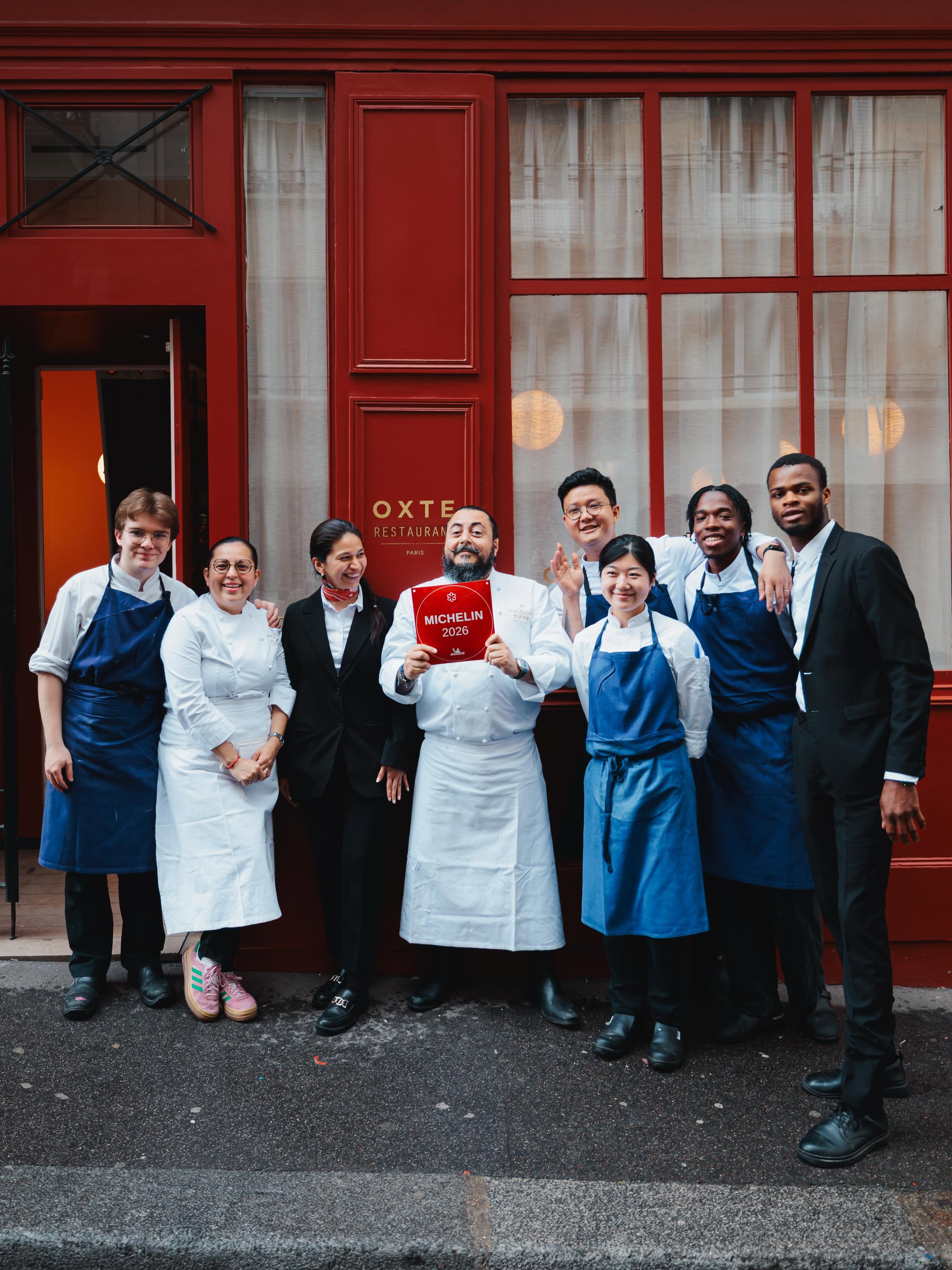L'equip d'Oxte amb la distinció de l'Estrella Michelin. © Oxte